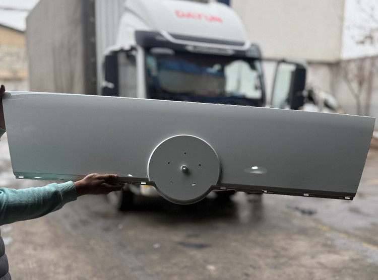 جلو پنجره سفید کامیونت دایون